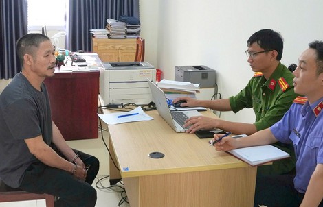 Xin bỏ qua lỗi vi phạm nồng độ cồn không được, mở cốp xe máy lấy búa đánh liên tiếp vào đầu CSGT