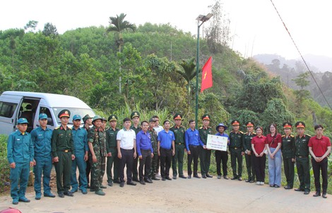 Về biên giới La Dêê, dựng “phên dậu” từ những đường cờ Tổ quốc
