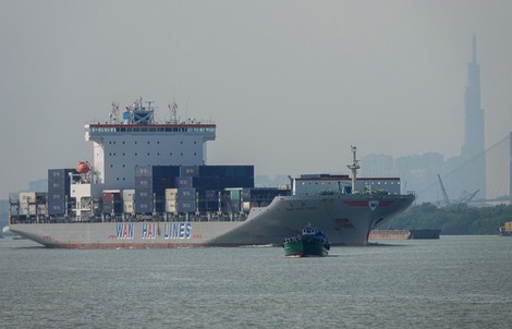 Xung đột Trung Đông: “Nghẽn cổ chai” tại Hormuz, hãng tàu áp thêm phụ phí chiến tranh