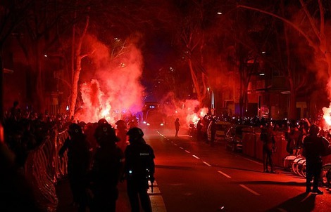 Xe chở Atletico Madrid vỡ kính giữa “biển lửa”, Barcelona suýt làm nên kỳ tích