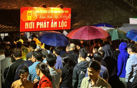 Hàng ngàn người "đội mưa" xuyên đêm chờ xin ấn đền Trần