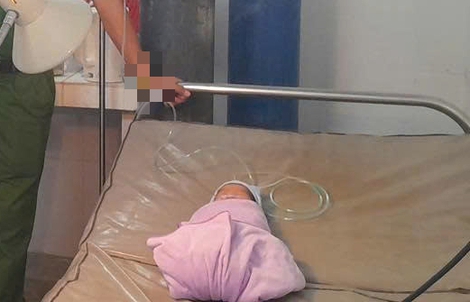 Phát hiện bé trai sơ sinh bị bỏ rơi, bàn tay trái có 6 ngón