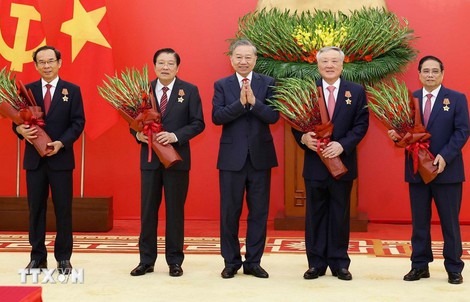 Tổng Bí thư Tô Lâm trao Huân chương Quân công và Huy hiệu Đảng tặng các lãnh đạo, nguyên lãnh đạo
