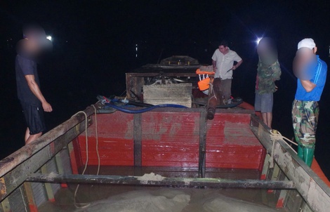 Phát hiện 3 người đàn ông làm chuyện phi pháp trên sông Thạch Hãn