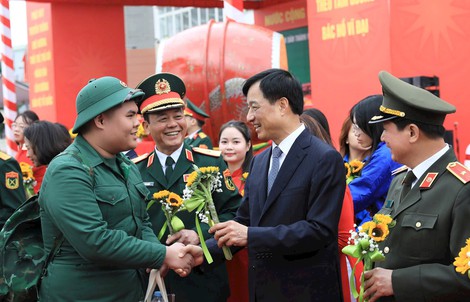 Bí thư Thành ủy Hà Nội Nguyễn Duy Ngọc tiễn thanh niên lên đường nhập ngũ