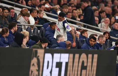 Trụ cột Tottenham nổi đóa khi bị thay ra, CĐV đòi “tống khứ”