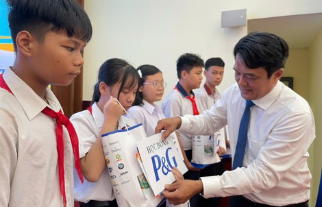 Trao học bổng Nguyễn Đức Cảnh cho học sinh có hoàn cảnh khó khăn