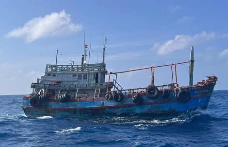 Cảnh sát biển bắt giữ tàu vận chuyển dầu D.O trái phép