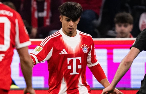 Nghịch lý: Tài năng 17 tuổi từ Thái Lan ra mắt Bayern Munich, nhưng không thể lên tuyển Thái