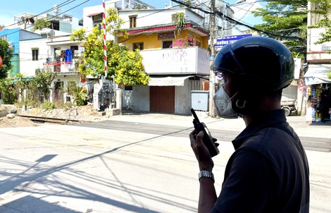 CSGT TPHCM mật phục ghi hình xe máy băng qua đường sắt, người vi phạm "hết chối"