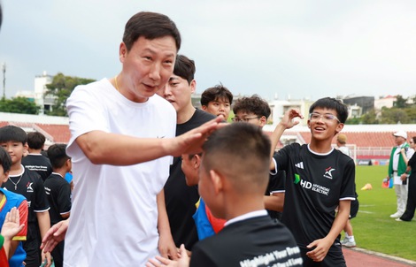 HLV Kim Sang-sik giao lưu, rèn luyện cho hơn trăm cầu thủ nhí TP HCM