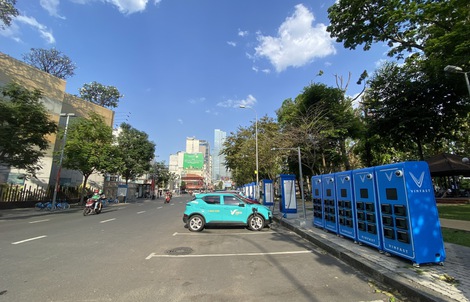 TPHCM hiện có hơn 100 điểm được phép lắp đặt tủ đổi pin xe máy điện