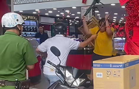 Người phụ nữ cầm dao "quậy tưng" tiệm vàng ở Mỹ Tho 