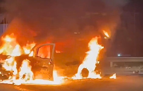 Ô tô bốc cháy ngùn ngụt ở TPHCM
