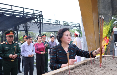 Phó Thủ tướng Phạm Thị Thanh Trà tri ân các anh hùng liệt sĩ ở Quảng Trị