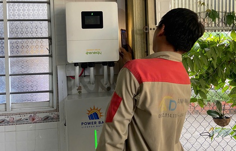 Lắp điện mặt trời kèm nhiều pin lưu trữ có giúp giảm tiền điện?