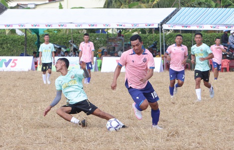 Giải đấu "độc lạ" gây sốt, hàng trăm nông dân Khmer đá bóng trên ruộng