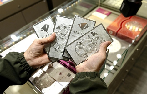 Giá bạc hôm nay 10-4: Đi lên cùng giá vàng, xấp xỉ 3 triệu đồng/lượng