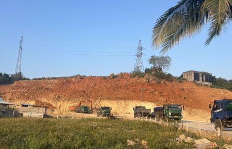 Công an và VKSND Khánh Hòa kiểm tra hiện trường vụ "cạo sạch cả quả đồi"