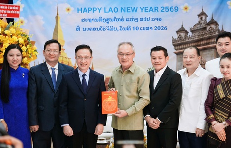 Lãnh đạo TPHCM chúc tết Bunpimay tại Tổng Lãnh sự quán Lào