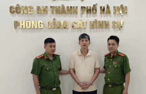 Người đàn ông bị khởi tố vì đỗ ô tô chắn barrier lối vào tầng hầm chung cư