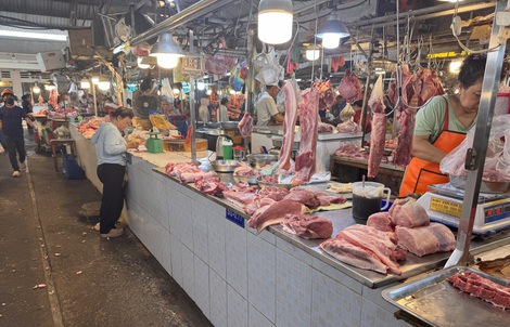 Giá heo hơi hôm nay, 11-4: Tiếp tục giảm ở chợ đầu mối