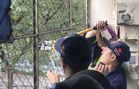 Phường Xuân Hòa dẹp lấn chiếm, tháo "chuồng cọp", gắn bảng số nhà mới