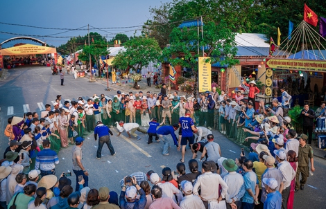 Cuộc thi ảnh "Thiêng liêng cờ Tổ quốc": Sắc màu lễ hội