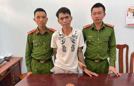 Bị bắt giữa phố, gã đàn ông lộ số ma túy cất giấu trong người