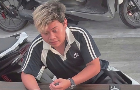 TPHCM: Bắt giữ nam thanh niên tóc vàng giật 2 iPhone ở tiệm cầm đồ