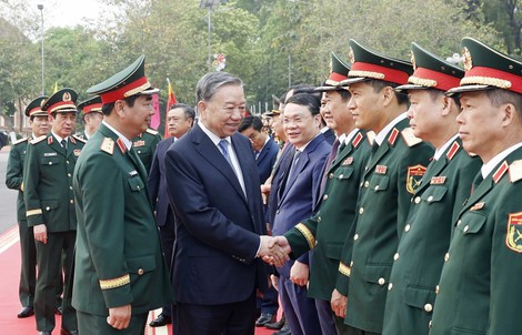 Xây dựng Lực lượng Vũ trang Quân khu 1 vững mạnh toàn diện