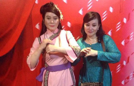 Nghệ sĩ Cẩm Thu nhìn lại Phan Kim Liên sau 9 năm gặp lại bức tượng sáp