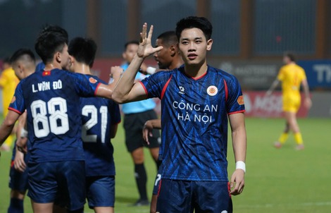 Tuyển thủ U23 Việt Nam tranh nhau lập công trong trận derby ngành Công an