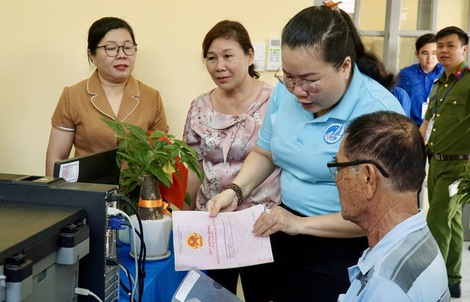 Xã Tân Nhựt, TPHCM: Đưa dịch vụ công về tận ấp, người dân tự tin làm hồ sơ trực tuyến