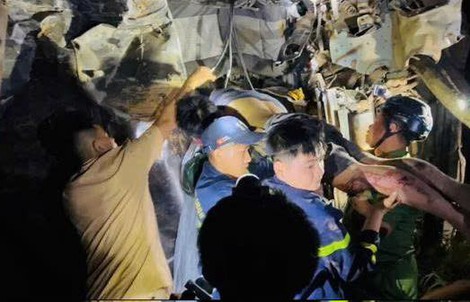 Cận cảnh giải cứu tài xế bị thương mắc kẹt khi xe tải rơi xuống vực sâu 80 m