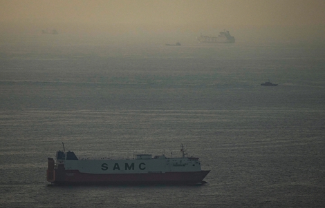 Hai siêu tàu chở dầu quay đầu tại eo biển Hormuz vào phút chót