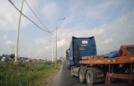 Xử lý tài xế xe đầu kéo đánh lái suýt gây tai nạn giao thông ở TPHCM