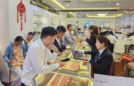 Tối 12-4, giá vàng miếng SJC thấp hơn vùng đỉnh trên 18 triệu đồng, chưa vội mua vào?