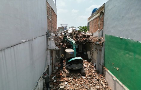 Cận cảnh hàng loạt nhà dân dọc Quốc lộ 13 đang tiến hành tháo dỡ