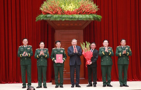 Tổng Bí thư, Chủ tịch nước Tô Lâm trao quyết định của Bộ Chính trị về công tác cán bộ 