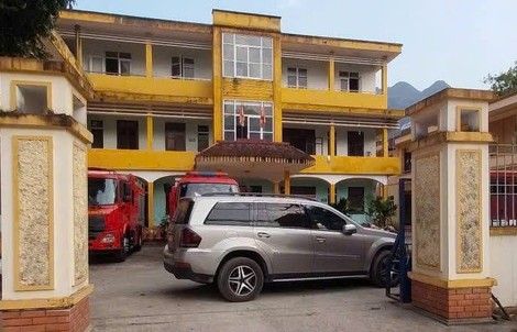 Người đàn ông đỗ xe ô tô chắn ngang cổng Trạm CSGT nhiều giờ
