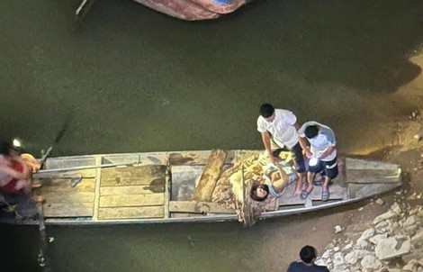 Người đàn ông lao xuống sông cứu sống người mẹ ôm con nhỏ nhảy cầu tự tử