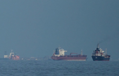 Iran đe dọa các cảng Trung Đông khi Mỹ bắt đầu phong tỏa eo biển Hormuz