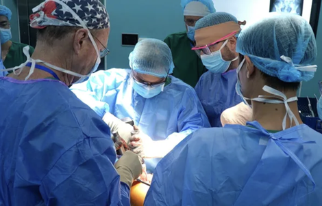 Lạm dụng corticoid điều trị viêm da, người phụ nữ bị hoại tử khớp háng