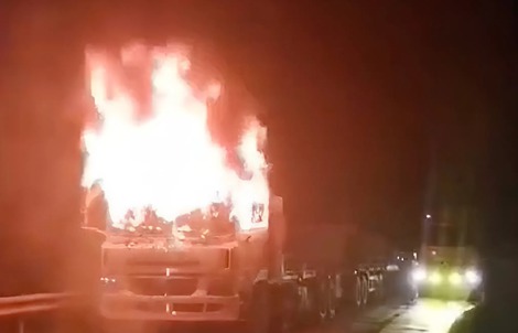 VIDEO: Xe đầu kéo biển số nước ngoài cháy ngùn ngụt trong đêm