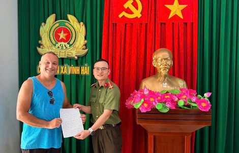 A return of thanks: Canadian visitor comes back to Khanh Hoa after lost wallet story