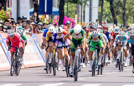 Tay đua Việt kiều Pháp Trần Clement Em thắng chặng 13 Cúp truyền hình: vòng đua quanh Quy Nhơn