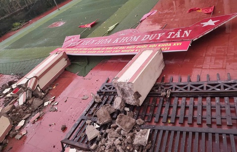 Lốc xoáy quật sập cổng nhà văn hoá, nhiều nhà dân tốc mái