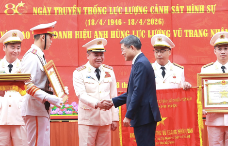 Giám đốc Công an TP Hà Nội Nguyễn Thanh Tùng nhận danh hiệu Anh hùng Lực lượng vũ trang nhân dân