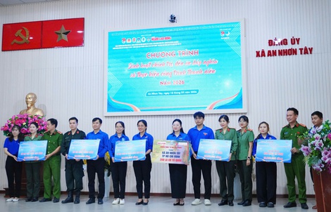 Báo Người Lao Động trao tặng 200 lá cờ Tổ quốc cho người dân xã An Nhơn Tây